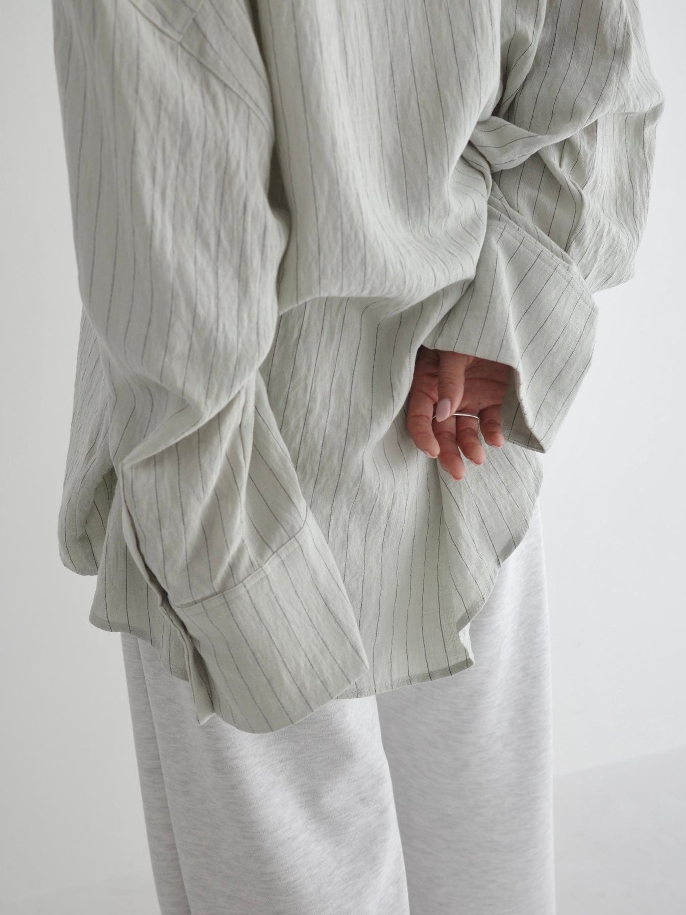 即完売！Eongul リネンストライプルーズシャツ　OLIVE Linen Striped Loose Shirt | Ëongul (ヨングル) official通販サイト