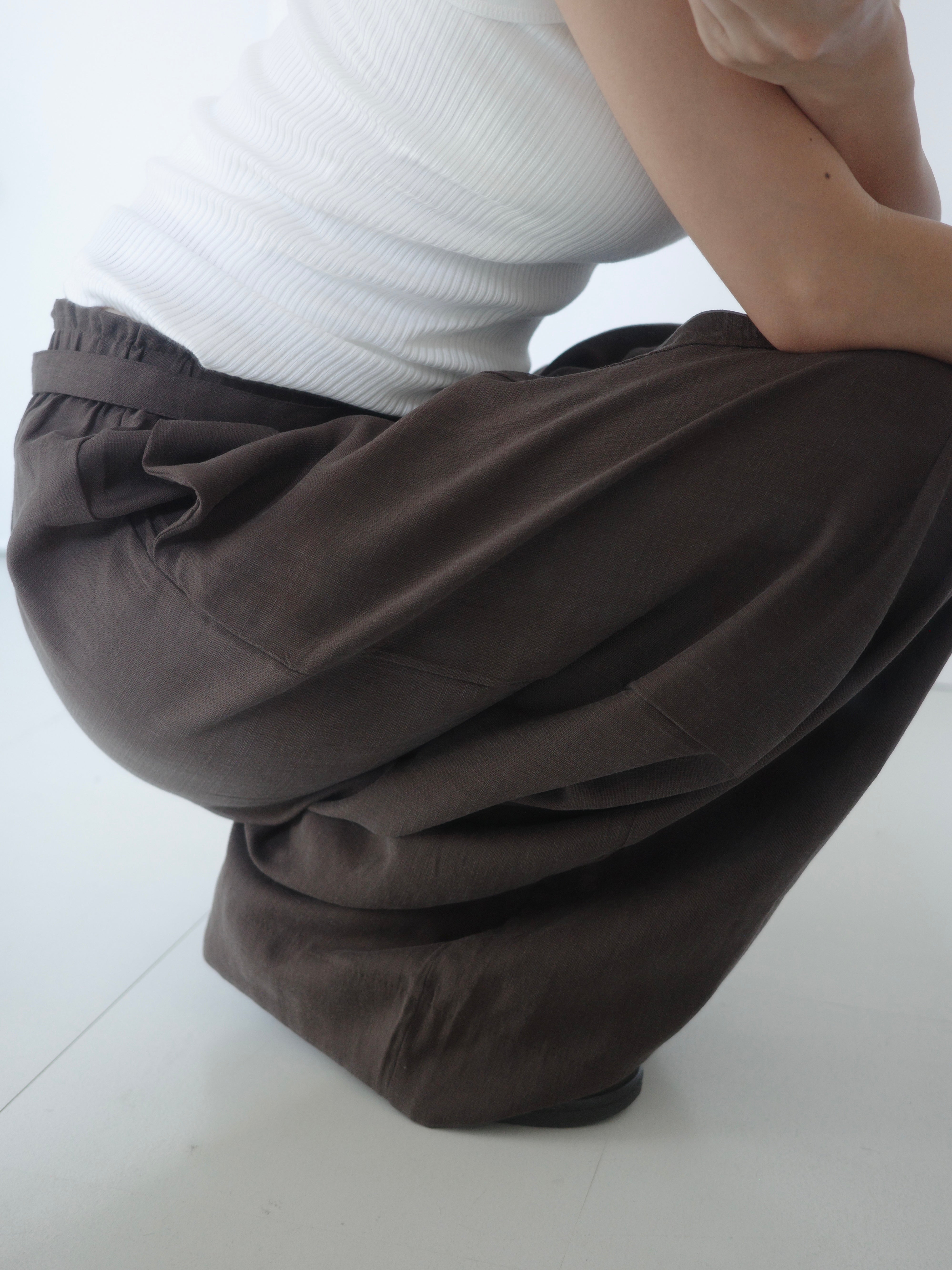 Eongul ヨングル　Tuck Rough Pants ブラウン Eongul