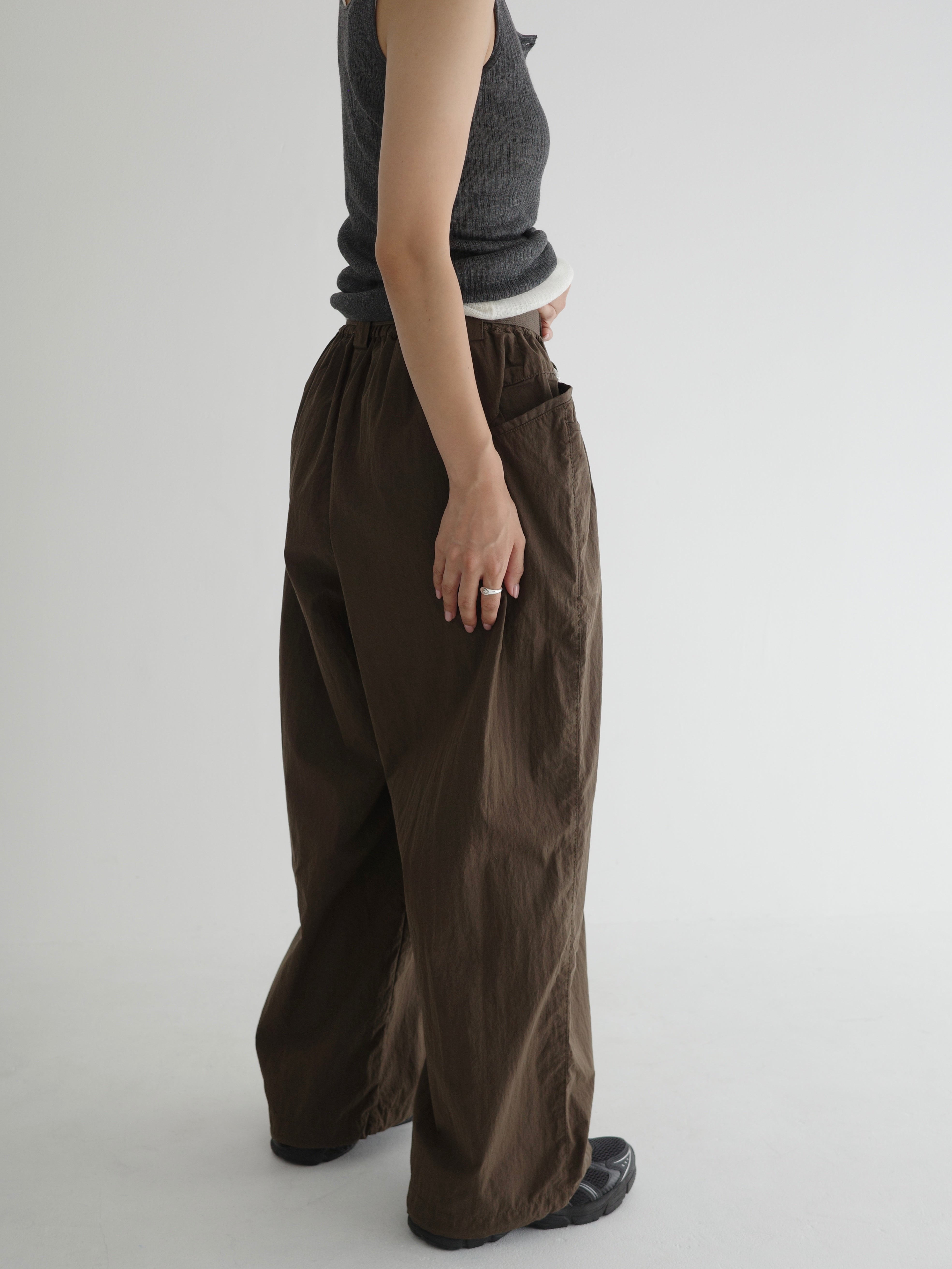 Eongul ヨングル　Tuck Rough Pants ブラウン BOTTOMS – Eongul